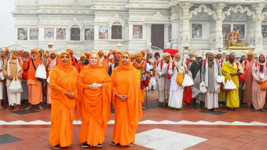 प्रेम मंदिर और कीर्ति मंदिर में 14,000 महात्माओं और निराश्रित विधवा माताओं को सहायता सामग्री का वितर